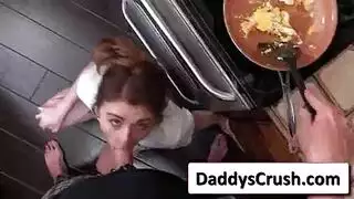الشقراء الحلوة داني تأخذ عضو رجل عشوائي للمتعة