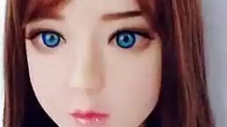 دمية لعبة إكس إكس إكس تُخترق في فتحتها الصغيرة