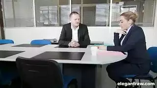 يختار لزوجه ابوه ملابسها وتمصله زبره