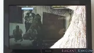 ينيك اخته وتدخل امه وبنيكها