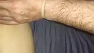 فتاة سمراء مع وشم قط تمص قضيباً قبل أن يتم ضرب فرجها
