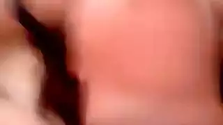 فتاة عندها بنطلون جنز وعيالها كبيرة