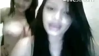 بنت مع كلب هيج