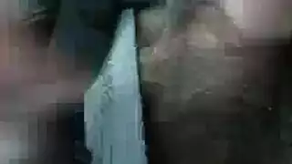 فتاة مهووسة بالأقنعة تمص وتركب قضيبًا أسود ضخمًا
