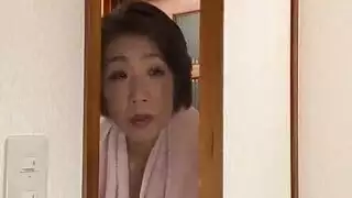 نيك ابن ينيك مرات أبوه وهي ع السرير بقميص النوم وأبوه غائب