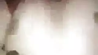 مهرجان جنسي في الغابة: شقراء تخدم رجلين بينما الصديق يشاهد