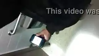 رجل نحيل يمارس جنسًا صارخًا في التخييم مع مساعدة آسيوية ساخنة
