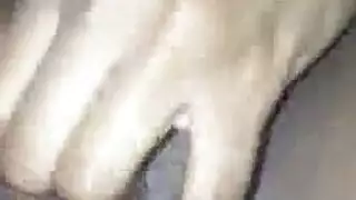 إصبع جامح على الأريكة مع عاهرة سمراء مغرية