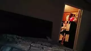 جميلة سوداء تنزل على ركبتيها لجلسة مص قوية