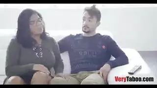 مجموعة من الشخص ضربوا بنت ونيكوا