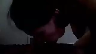 هي تئن بينما هو يمارس الجنس مع أفكارها القذرة حتى تختفي