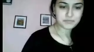 شقراء ذات حلمات كبيرة تأخذ قضيباً صباحياً في مؤخرتها