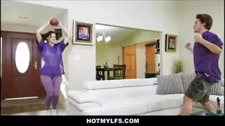 سكس الام تطلب مسعدت الابن وتخبره أ مص ساخنن ن ابوه ليشبعه