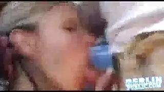 فتاة ألمانية ساخنة تكسب مكانها لتركب قضيبًا ضخمًا صلبًا
