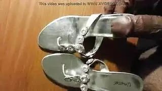 فيلم جنسي قوي لهواة الأحذية: فم مراهقة على جوارب وردية