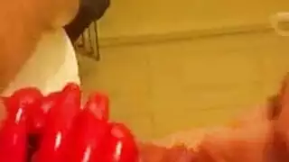 سحب اللاتكس جانبًا لإصبع فرجها وإضافة الكريم