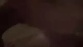 شقراء تلعق عمودًا أسودًا ضخمًا قبل ركوب جامح كالفارس