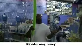 شاب صغير يأخذه بعمق في مؤخرته