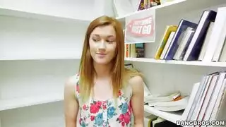 حلم قضيب أمين المكتبة مع مراهقة حمراء