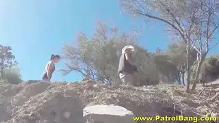 مص أصابع القدم ثم تلقي قذف السائل المنوي على الأقدام