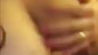 عاهرة عربية كبيرة الثديين تتحسس صدرها يديوياً
