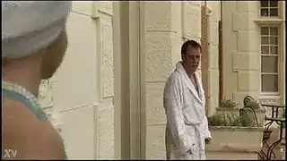 العامل الزراعي الخشن يأخذها في التبن