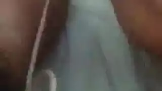 ديزي الصغيرة تحصل على حصتها اليومية من عمل اللحس
