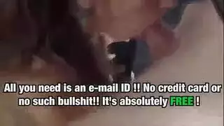 امرأة سمراء صغيرة في كس زلقة كس