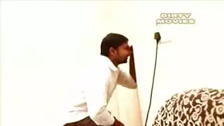 فتاة الكاميرا في الحمام تقدم عرض إثارة بالأصابع