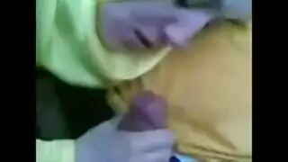 شرموطة عربية ترضع الزب و تجعله يكب منيه بحرارة كبيرة في وجهها السكسي