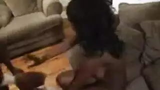 ملكة المؤخرة الزرقاء تختنق بالقضيب وتأخذه بقوة