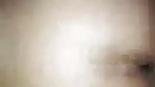 نكاح جماعي لسمراء عاهرة في ثلاثي إباحي