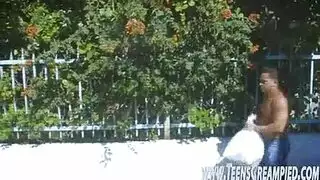 مراهقة بريئة تتلقى تدليك كس مبلل