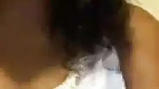 العاهرة السمراء زميلة الغرفة تأخذ لسان وقضيب في ثنائي جنسي صريح