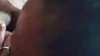 خبيرة روسية سمراء كبيرة الصدر ترضي شابًا مثيرًا