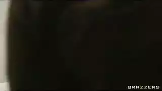 دكتور يعمل لها مساج