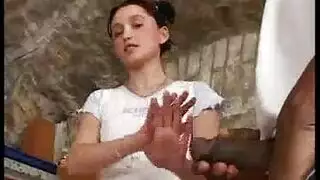 مراهقة شقراء تتعمق في قضيب أسود كبير ثم تحصل على وجه كريمي