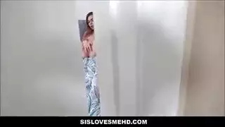 خيال الجنس المزدوج: أليكس وسيلفيا تتناوبان على قضيب ضخم