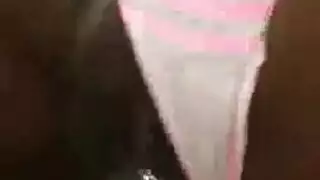 فتاة تلعق اقدام صديقتها بيضاء