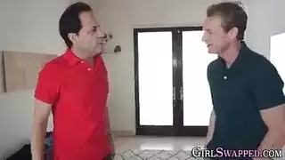 الفتاة الشقراء ليزا آن تأخذ إيلاجًا وجهيًا فوق الحوض