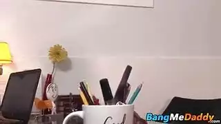 امرأة سمراء وحوض طرفة عين مارس الجنس في غرفة الخزانة المراهقة
