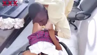 استادة الجامعية مع الطالب