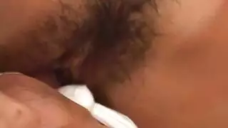 مؤخرتها المستديرة هي تحد إباحي عليه قبوله
