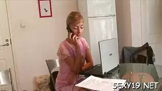 المعلم القديم ينيك تلميذته الشقراء من كسها الضيق بعنف