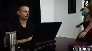 نيك اخت عندما تكون تبحث عن شيء وياتي اخوها يصارعها نيك