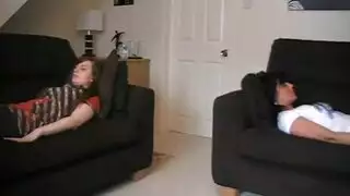 يعرض قضيبه امام الفتايات