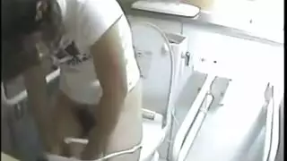 سيسي على ويبكام يئن ويقذف أثناء استمناء على المرحاض