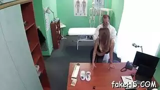 طبيب ينيك مريضة عنده نيك عميق تزوجها ينتظرها