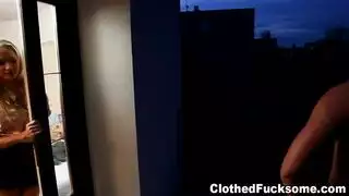 شقراء مع زميلها