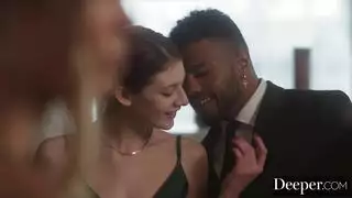 شقراء تتعرض لنكاح مهيج في مهبلها بينما تداعب شرجها بأصابعها